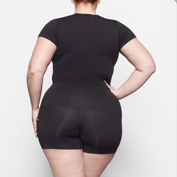 SKIMS- soft smoothing seamless t shirt - Picture 6 of 9